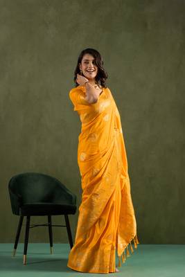 Yellow dola silk blend zari woven saree 5