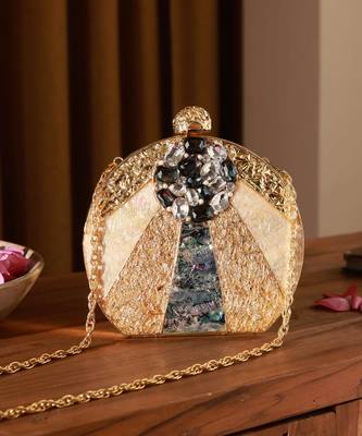 Gold round clutch with detachable chain 1