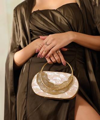Handcrafted gold clutch with removeable chain 5