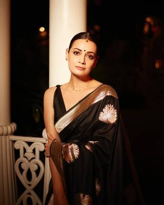 Black silk blend saree with blouse 4