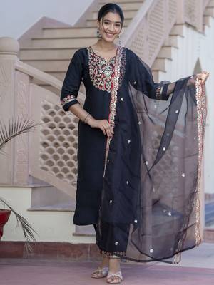 Black embroidered silk blend salwar suit 4