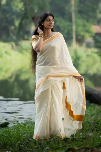 Aakar Padmavati | White Kasavu Handloom Cotton Saree
