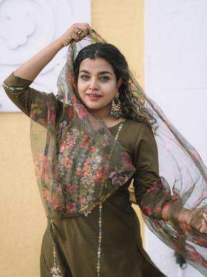 Mehndi embroidered viscose rayon kurta sets 3
