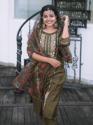 Mehndi embroidered viscose rayon kurta sets 4