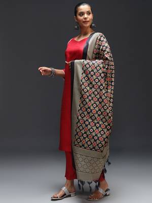 Red embroidered cotton silk blend kurta sets 3
