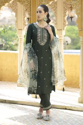 Green embroidered viscose rayon kurta sets 4