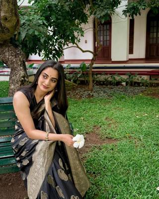 Black silk blend saree with blouse 2