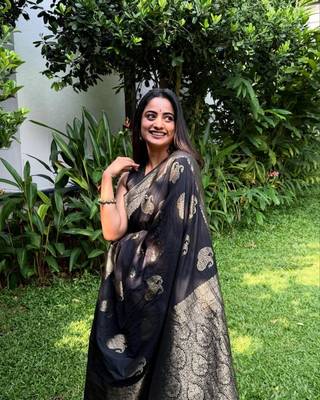 Black silk blend saree with blouse 4