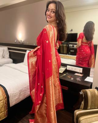 Red Color Soft Silk Blend Traditional Saree 4