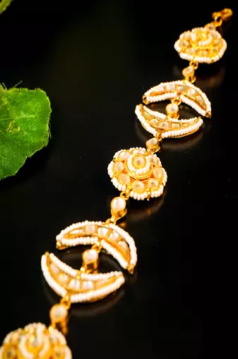 Crescent elegance kundan matha patti