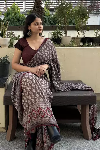 Brown paisley hand block print muslin cotton saree with bandhej blouse piece