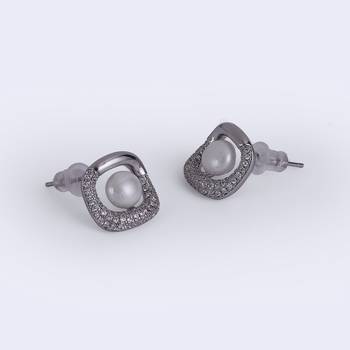 Lovely round shape pearl silver plated stud earring for women 4