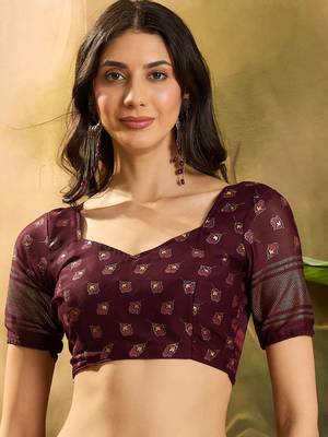 Women's maroon chiffon foil print saree with unstitched blouse piece 4