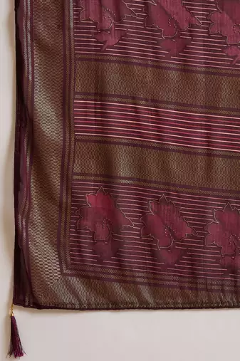 Women's maroon chiffon foil print saree with unstitched blouse piece