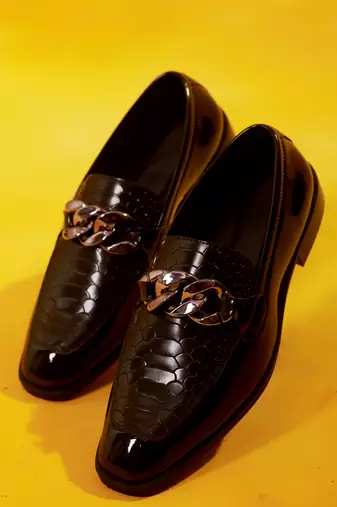 Black leather loafer with grey chain buckle