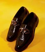 Black leather loafer with grey chain buckle