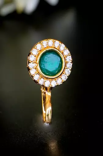 Classic round nath with emerald center and cz border