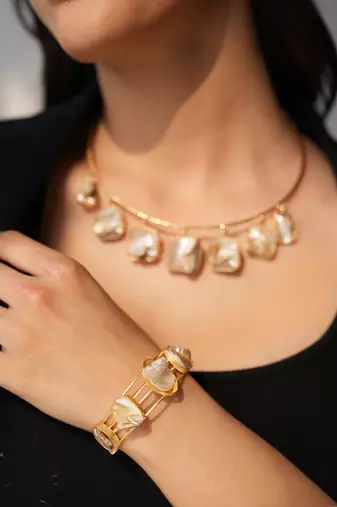 Eliana natural mother of pearl necklace set