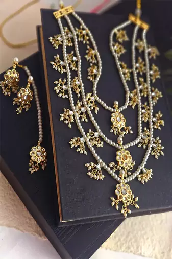 3-layered kundan necklace set with mangtika