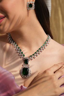 Emerald radiance necklace set 1