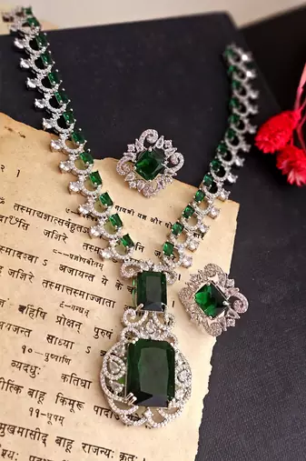 Emerald radiance necklace set