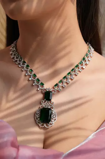 Emerald radiance necklace set
