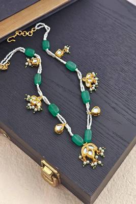 Semi-precious stone necklace with kundan accents 4