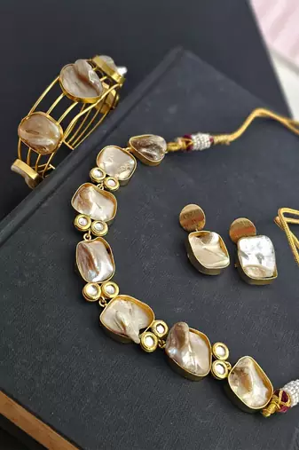 Mother of pearl necklace set with bracelet