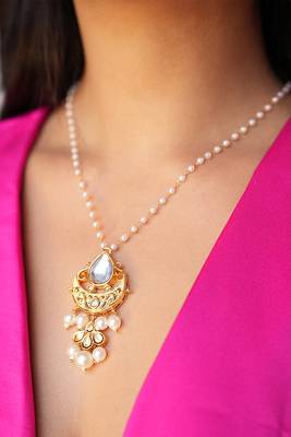 Minimal white pendant necklace 1