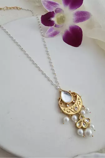 Minimal white pendant necklace