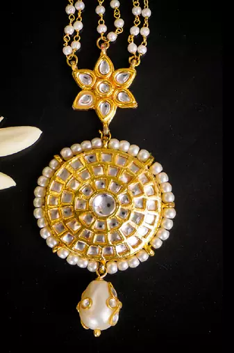 Royal kundan maang tikka with pearl strings