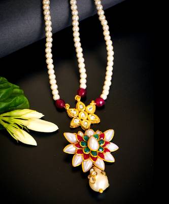 Traditional kundan pearl maang tikka 1