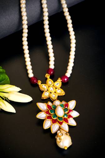 Traditional kundan pearl maang tikka