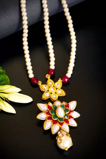 Traditional kundan pearl maang tikka