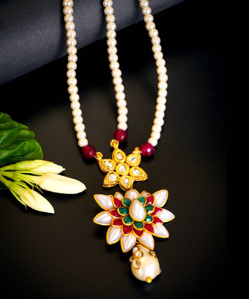 Traditional kundan pearl maang tikka