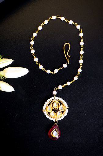 Classic kundan pearl maang tikka with maroon drop charm
