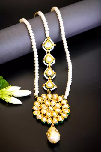Elegant kundan pearl mangtikka with floral motif