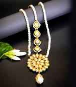 Elegant kundan pearl mangtikka with floral motif