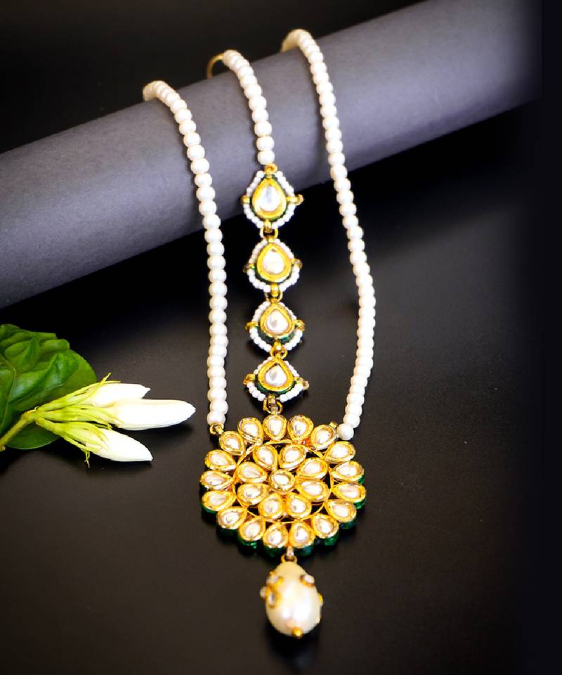 Elegant kundan pearl mangtikka with floral motif