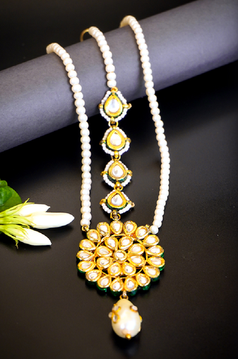Elegant kundan pearl mangtikka with floral motif