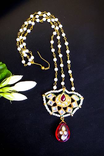 Royal kundan mangtikka with red drop and pearl chain
