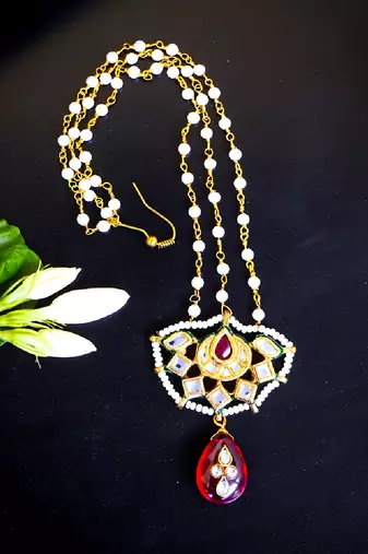 Royal kundan mangtikka with red drop and pearl chain