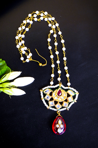Royal kundan mangtikka with red drop and pearl chain