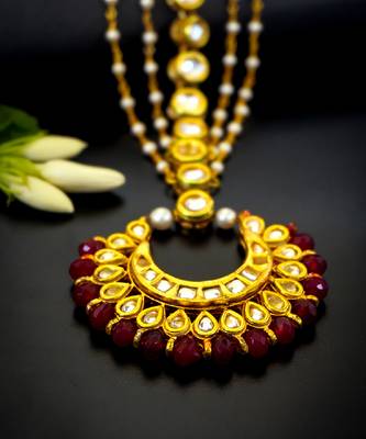 Royal crescent kundan maang tikka with ruby bead detailing 3