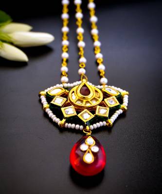 Royal kundan mangtikka with red drop and pearl chain 3