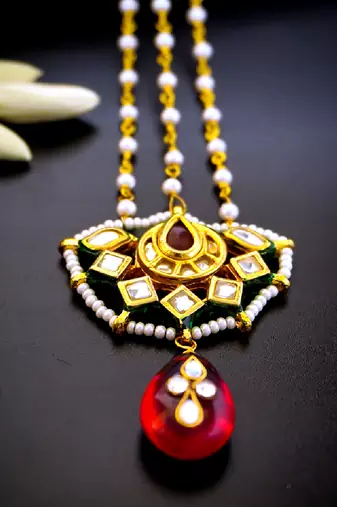 Royal kundan mangtikka with red drop and pearl chain