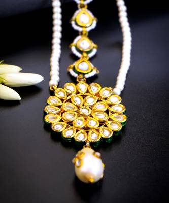Elegant kundan pearl mangtikka with floral motif 2