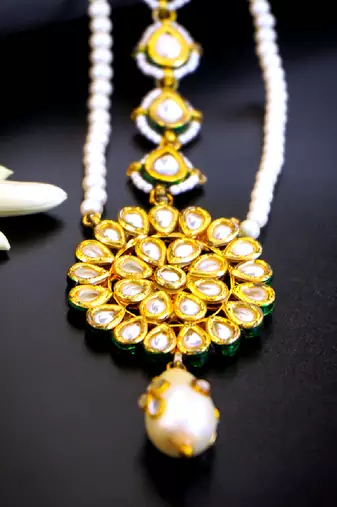 Elegant kundan pearl mangtikka with floral motif