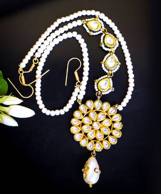Elegant kundan pearl mangtikka with floral motif 3