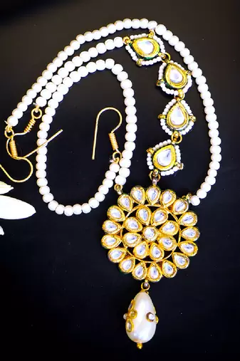 Elegant kundan pearl mangtikka with floral motif